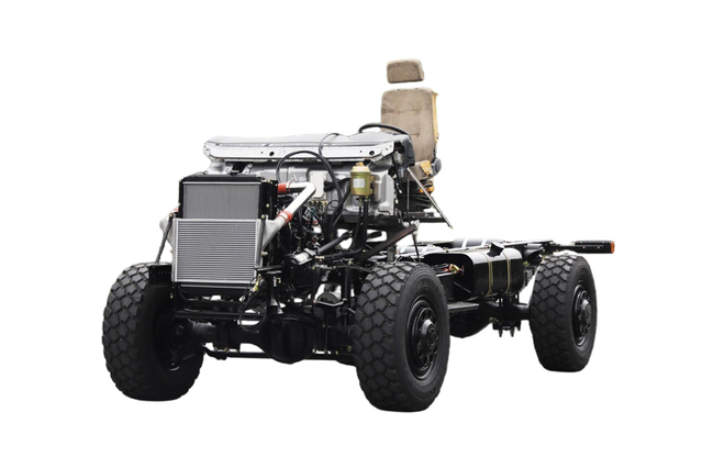 210马力EQ2070手动8挡钢板三类底盘_4×4东风越野专用车出口_四驱运兵车定制