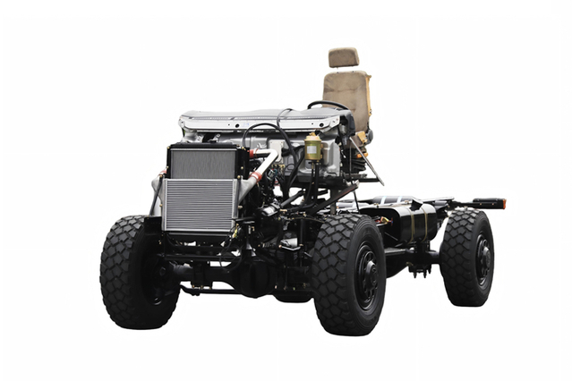 300马力EQ2070自动挡钢板三类底盘_4×4东风越野专用车出口_四驱运兵车定制