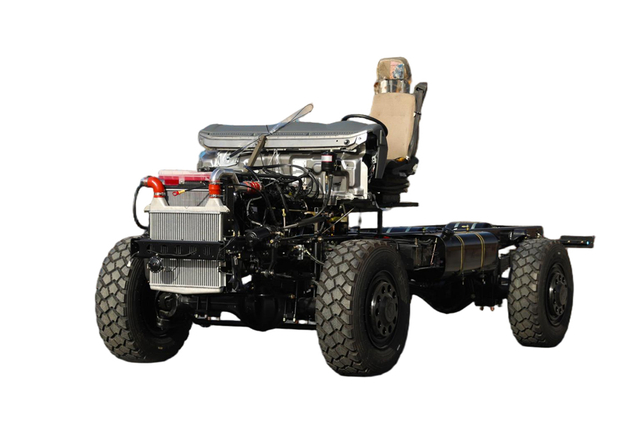 210马力EQ2070自动挡钢板三类底盘_4×4东风越野专用车出口_四驱运兵车定制