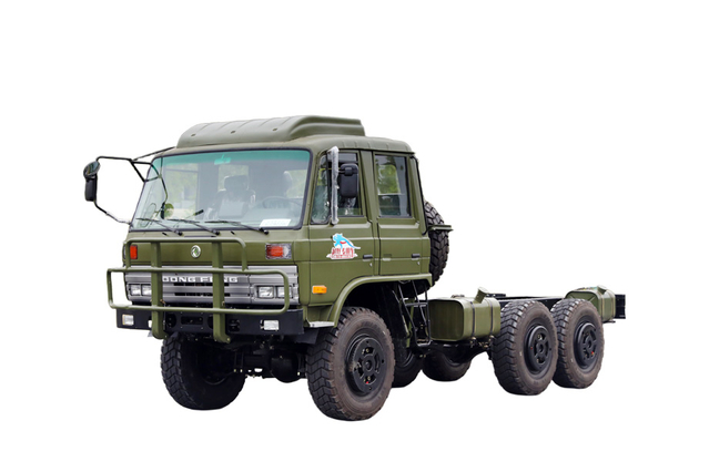 带顶置空调190马力EQ2102J双排越野专用卡车底盘价格_六驱246平头153运输车厂家_6×6东风经典210军车载货运兵车二类平台配置